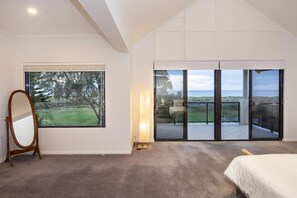 4 bedrooms, free WiFi, bed sheets - LUXURIOUS & INVITING TWO STOREY HOME WITH COMFORTABLY CASUAL COASTAL VIBE (Marybrook)