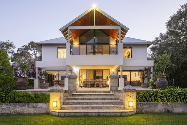 Exterior - LUXURIOUS & INVITING TWO STOREY HOME WITH COMFORTABLY CASUAL COASTAL VIBE (Marybrook)