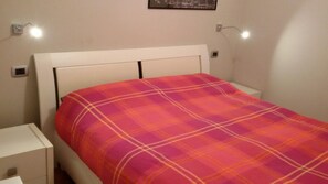 1 dormitorio, escritorio, tabla de planchar con plancha y wifi gratis