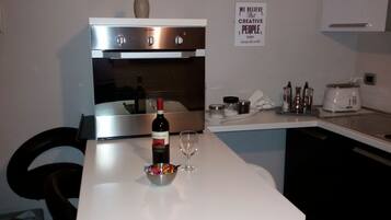 Réfrigérateur, four, plaque de cuisson, cafetiÚre/bouilloire