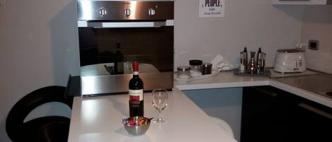 Fridge, oven, stovetop, coffee/tea maker