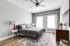 2 bedrooms, iron/ironing board, free WiFi, bed sheets - Charming Manchester Gem with Fenced Backyard & Off-Street Parking (Richmond)