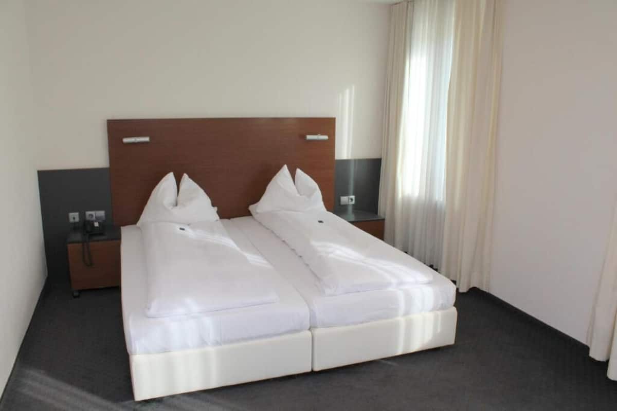 business double room | desk, soundproofing, iron/ironing board, free wifi