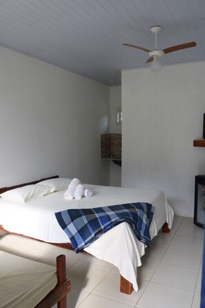 Comfort Room | Iron/ironing board, bed sheets - Pousada Vila Capelinha (Itatiaia)