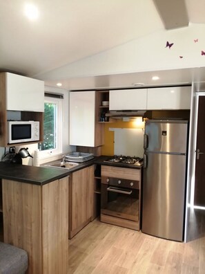 ثلاجة، ميكروويف، فرن، موقد طهي مسطح