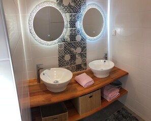 Douche, serviettes fournies, papier toilette