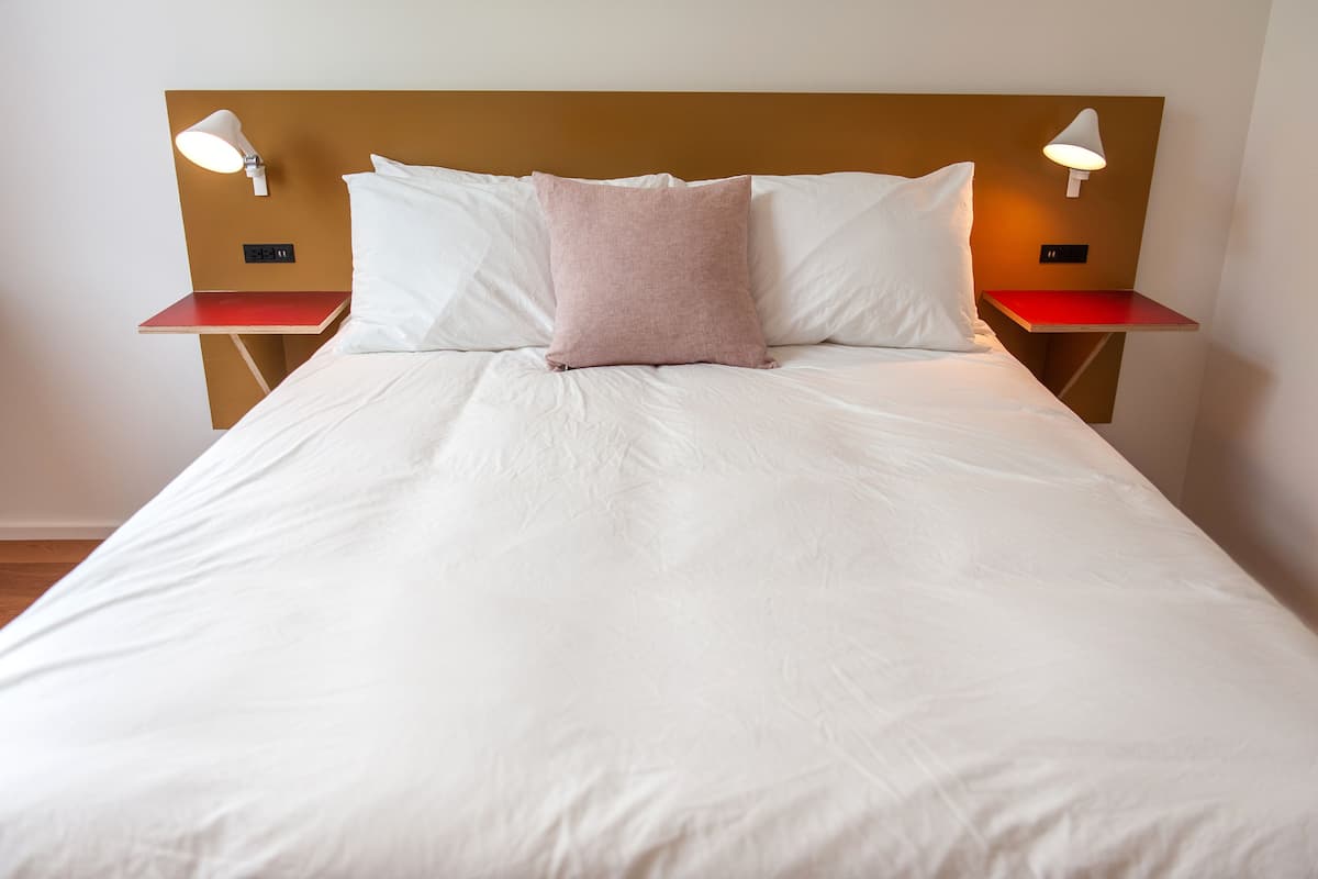 Standard Room, 1 Queen Bed | Hypo-allergenic bedding, individually decorated, individually furnished