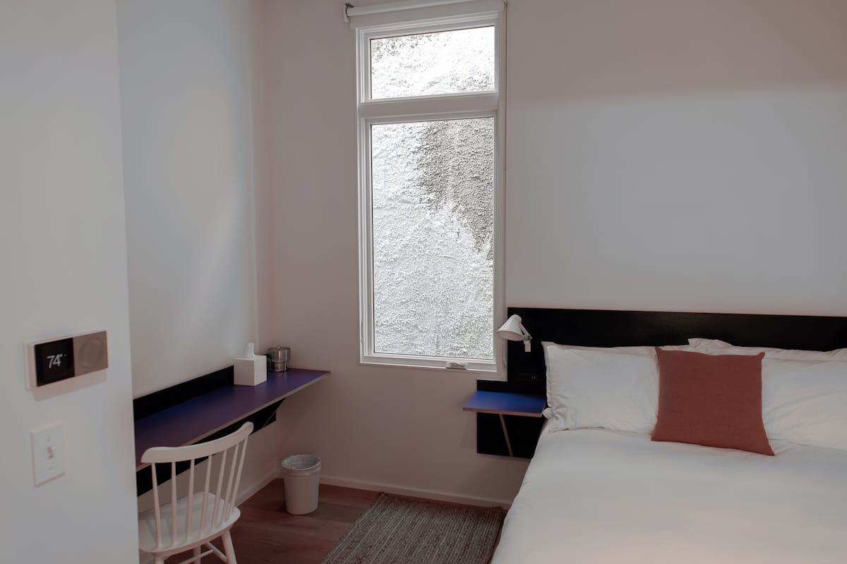 Junior Room | Hypo-allergenic bedding, individually decorated, individually furnished