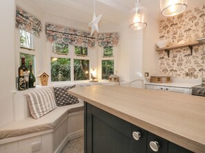 Refrigerador, tetera/pava eléctrica, tostadora, utensilios de cocina