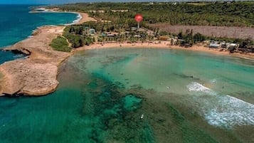 Perto da praia, espreguiçadeiras, toalhas de praia