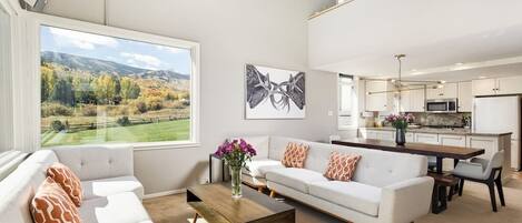 Smart TV, caminetto, studio, stampante