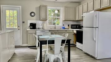 雪櫃、微波爐、焗爐、爐具