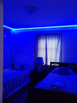 Desk, laptop workspace, blackout curtains, free WiFi - House 5 People 4 Beds 1 Bath Big Yard (Cocoa)