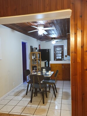 Casa familiare, 3 camere da letto, vista giardino | Area soggiorno | Smart TV 50 pollici con canali via cavo, TV, caminetto
