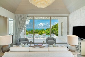 Villa, 2 soverom, havutsikt (Reserve (V01)) | Oppholdsområde | En 42-tommers LED-TV med kabel-kanaler samt TV