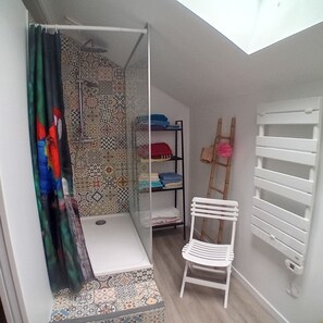 Shower, hair dryer, towels, soap - LOFT Locronan 1624 renovated in 2021 in France's second most beautiful village. (Locronan)