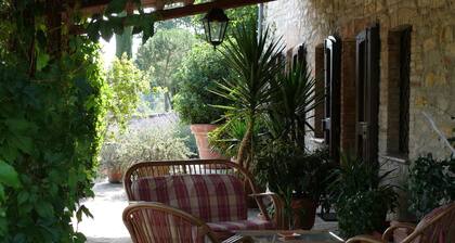 Relax en collines, au bord de la piscine. Art, nature, gastronomie et vin.