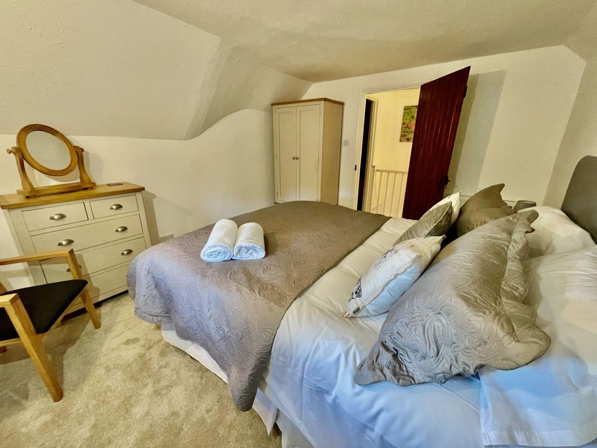 8 quartos, ferros/tábuas de passar roupa, berço de viagem