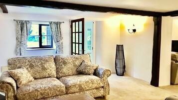 Tv, eldstad och bordsfotboll