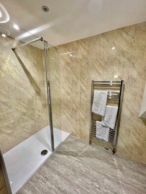 Shower, hair dryer, towels - Galtons Cottage Dorset (West Moors)