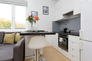 Fridge, oven, stovetop, dishwasher