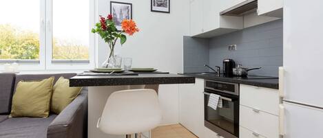 Frigorífico, horno, placa de cocina y lavavajillas