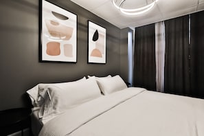 Memory-foam beds, blackout curtains, soundproofing, iron/ironing board - Hygie boutique hotel (Montreal)