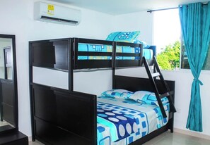 2 bedrooms, iron/ironing board, WiFi