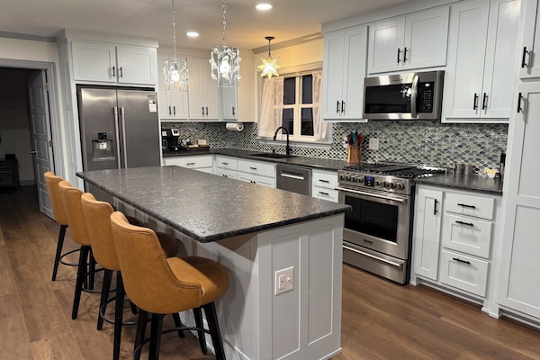 Kjøleskap, mikrobølgeovn, ovn og kokeplater