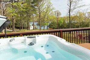 Outdoor spa tub - Lakeside Arcade! Hot Tub, GAMES,  roaming deer (Garfield)