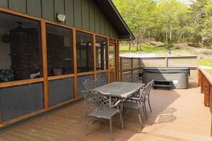 Outdoor dining - Lakeside Arcade! Hot Tub, GAMES,  roaming deer (Garfield)