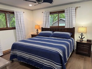 4 bedrooms, desk, free WiFi, bed sheets - Lakeside Arcade! Hot Tub, GAMES,  roaming deer (Garfield)