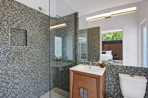 Douche, sèche-cheveux, serviettes fournies, savon