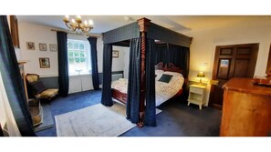2 bedrooms, iron/ironing board, free WiFi, bed sheets - East Wing of Historic Lickleyhead Castle (Insch)