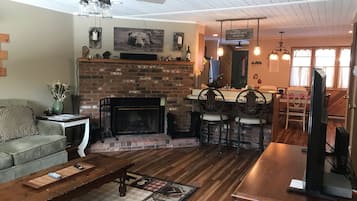 智能电视、壁炉、DVD 播放器、立体声音响