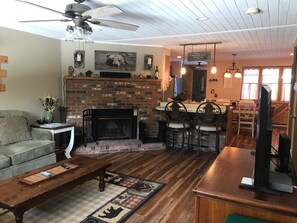 Smart-TV, peis, DVD-spiller og stereoanlegg