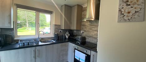 Cottage | Private kitchen | Fridge, electric kettle, toaster, cookware/dishes/utensils
