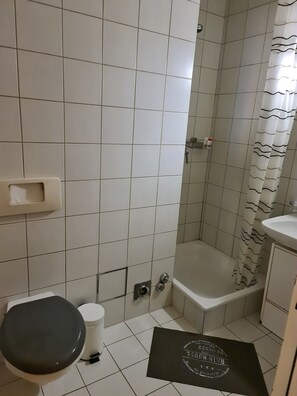 Douche, sèche-cheveux, serviettes fournies