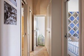 3 chambres, bureau, fer et planche Ă repasser, lit parapluie