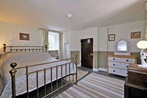 6 bedrooms, iron/ironing board, travel cot, free WiFi