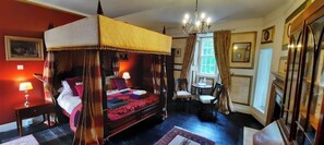 6 bedrooms, iron/ironing board, travel crib, free WiFi - West Wing of Historic Fairytale Lickleyhead Castle (Insch)