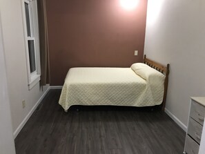 5 多间卧室、办公桌、免费 WiFi、床单