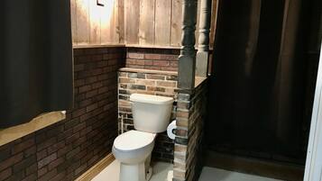 Combined shower/tub, towels, soap, toilet paper