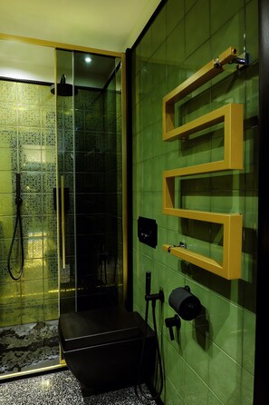 Dusche, Haartrockner, Bidet, Handtücher