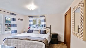 Room - Gorgeous property 150 ft. from Shawano Lake.  (Shawano)