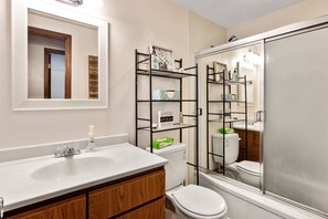 Combined shower/bathtub, towels, soap, shampoo - Gorgeous property 150 ft. from Shawano Lake.  (Shawano)