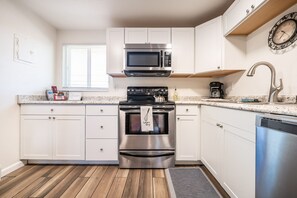 Een koelkast, een microgolfoven, een oven, een kookplaat