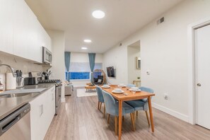 Fridge, microwave, oven, stovetop - Blue Breakaway with Free Parking & Sleeps 9!✨Book 7 days, Get 20% OFF!✨ (East Orange)