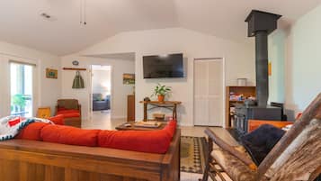 Una Smart TV, una chimenea