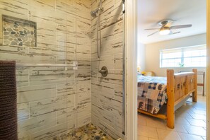 Shower, hair dryer, towels, soap - Hide Away, Peaceful, Cozy cabin  (Cleveland)